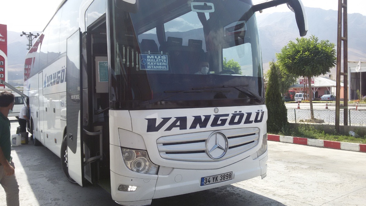 На этом автобусе я ехал из Вана в Татван, а сам автобус уехал дальше в Стамбул