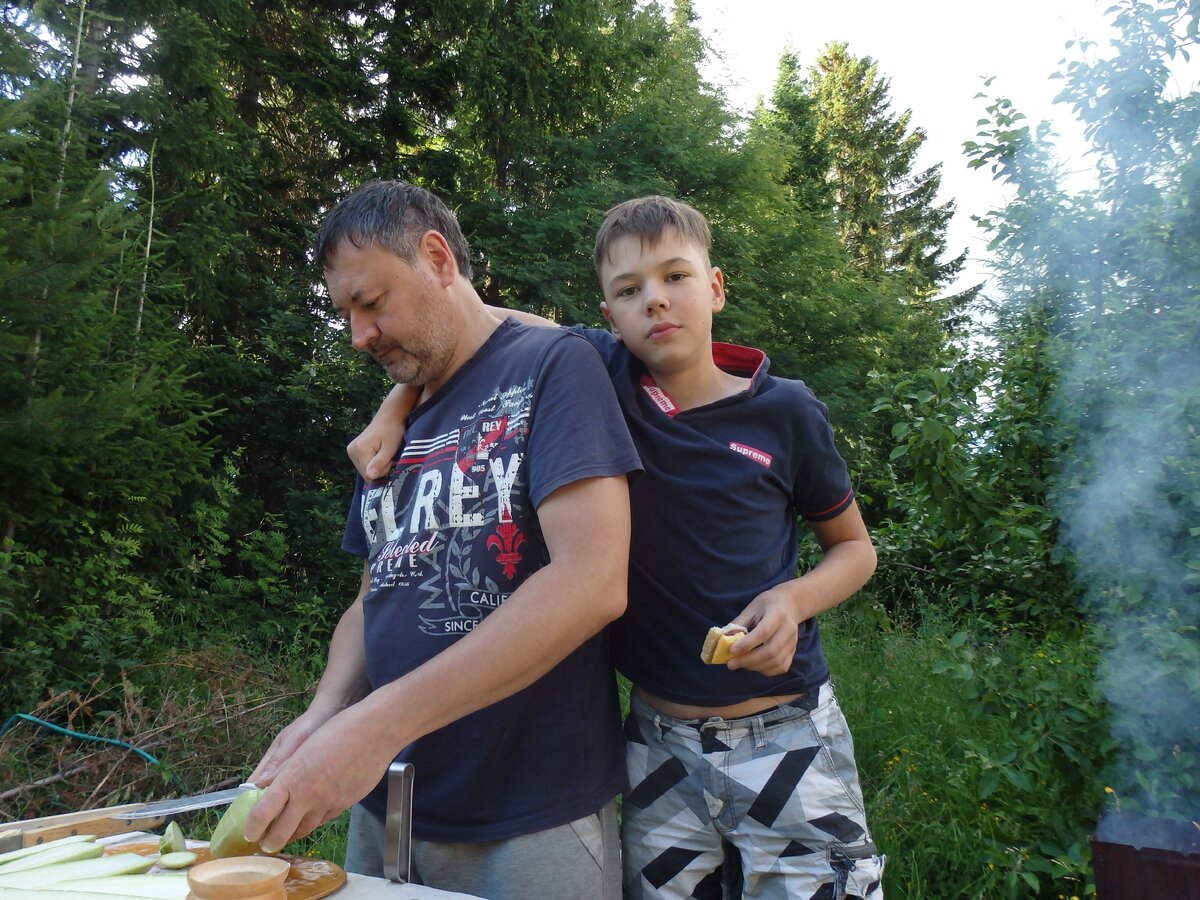 Папа с сыном готовят шашлык