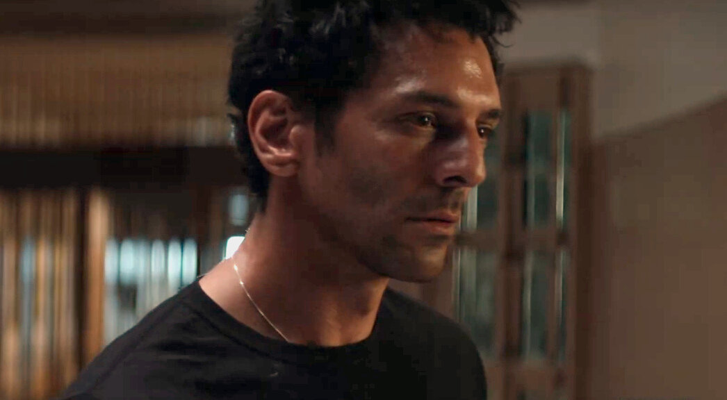 Томер Сислей (Авирам Дахан). Кадр из кинофильма "Мессия", 2020 г., режиссеры Джеймс МакТиг, Кейт Вудс, сценаристы Майкл Бонд, Amy Louise Johnson, Майкл Петрони, композиторы Джонни Клаймек, Гэбриел Исаак Монси. Скриншот кадра для иллюстрации