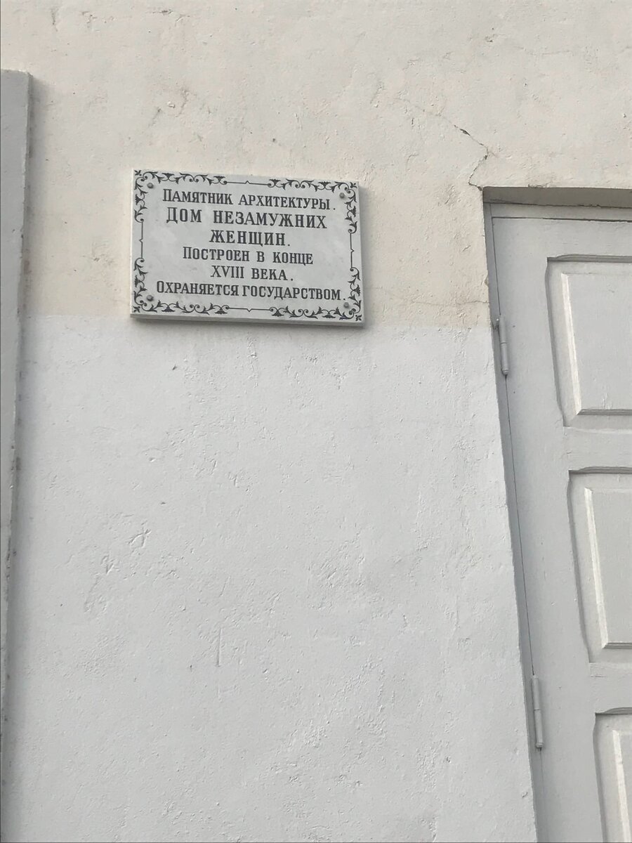 По правилам общины молодые юноши и девушки до свадьбы не должны были общаться и жили в разных домах