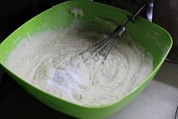 Сперва следует тщательно взбить яйцо комнатной температуры с мягким маслом, щепоткой соли, сахаром, ванилью или ванильным сахаром.