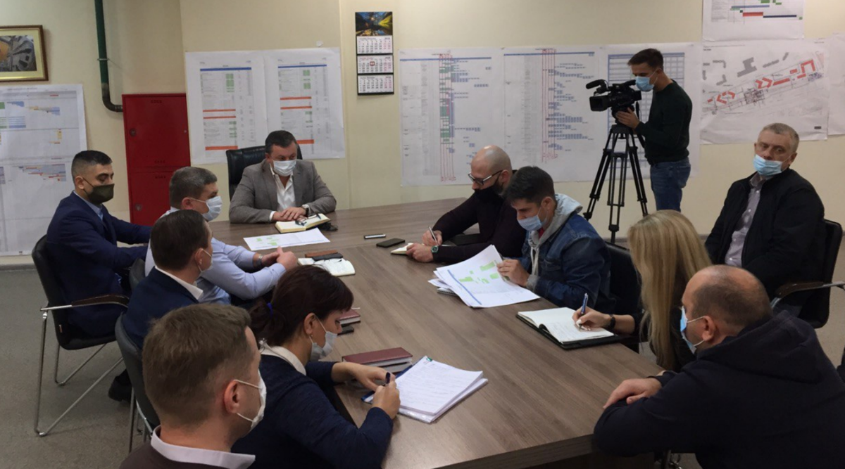 Дольщики и представители компании-застройщика ЖК "Городские истории" за столом переговоров. Фото: ИА FederalCity