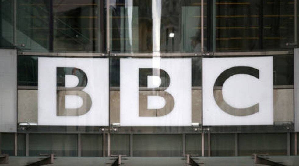Ведущий BBC в Северной Ирландии Стивен Нолан столкнулся с шквалом критики после того, как он преследовал человека на улице за то, что тот не носил маску, и транслировал отснятый материал в своей телепрограмме. В скандальном ролике возбужденный Нолан противостоит человеку на переднем дворе возле магазина, говоря: «Мы только что заметили, когда вы вошли, на вас не было маски.  Ну почему это сэр? Затем телеведущий преследует мужчину с криком: «Тебе не все равно?  Вы заботитесь?  Тогда почему вы пошли без него? » Поскольку в Северной Ирландии свирепствуют случаи заболевания Covid, почему люди не понимают, что здесь есть закон - носить маску для лица? »  Нолан ревет из своей телестудии, вступая в конфронтацию с покупателем. По иронии судьбы, человек, за которым гонится Нолан, на самом деле носит маску на протяжении всей встречи. Сцена вызвала бурю критики со стороны телеведущего, многие в Твиттере обвиняют его в издевательствах.  «Вот кем мы стали, ребята.  Мусорная журналистика, маскирующаяся под журналистское расследование.  Нолан не знал ни этого парня, ни его обстоятельств.  Поистине шокирует », - написал аналитик Филип Уотсон. Выходки Нолана вызвали критику со стороны общества Северной Ирландии, в частности боксера Пэдди Барнса, который выиграл две бронзовые медали, представляя Ирландию на Олимпийских играх, взорвав его вместе с юнионистским активистом Джейми Брайсоном. Барнс спросил: «Кем себя считает Нолан?»  в то время как Брайсон отметил, что BBC не является правоохранительным органом, и обвинил Нолана в том, что тот «пытается принуждать« маленьких людей »от имени сильных мира сего». В ответ на критику воинственный Нолан занял оборонительную позицию, утверждая, что он просто защищал уязвимых людей.  Однако многие не поверили его аргументам, и критика продолжалась. 