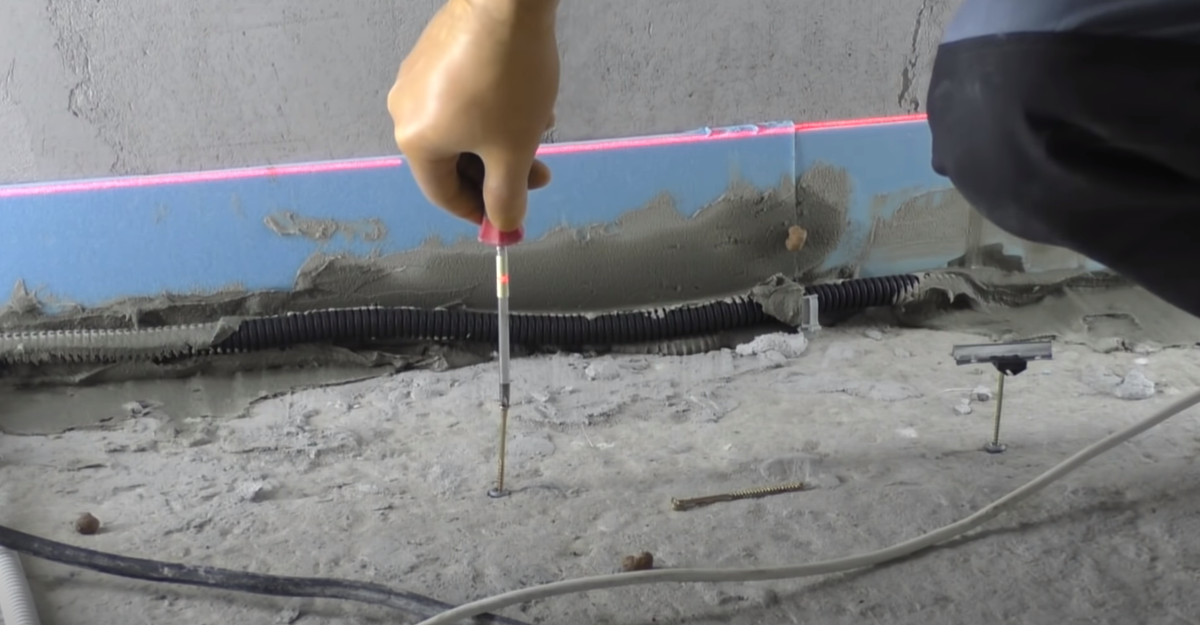 Установка маяков (о них вы узнаете далее в статье) для последующего нанесения легкой стяжки для пола. 