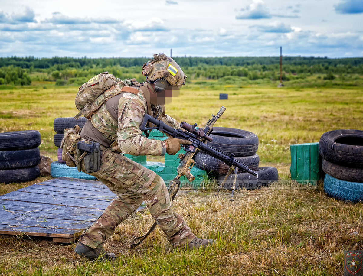 Специалист "А" ЦСН ФСБ со своей винтовкой. Фото взято у проекта "Спецназ-ПРО". Ссылка: https://vk.com/specpro 