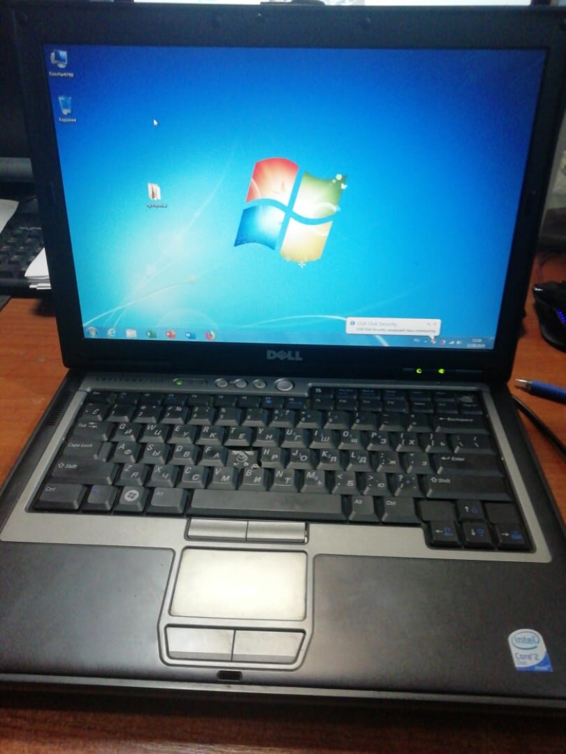 На фото один из таких старичков Dell Latitude D630, стоят ли они каких-нибудь денег, пользуются ли спросом