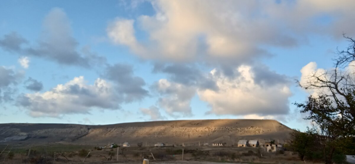 вид на гору  Коклюк (входит в состав горного хребта Узун-Сырт. «Кок» в переводе с крымско-татарского – голубой. И если «Коктебель» – «край голубых вершин», то «Коклюк» – «голубой обрыв»). Это природный парк регионального значения. Гора невысока, всего 345 м над у. м. Координаты: 45.007297, 35.204233.                                                 
