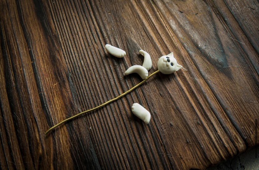 Подготовьте основу для кошечки из проволоки