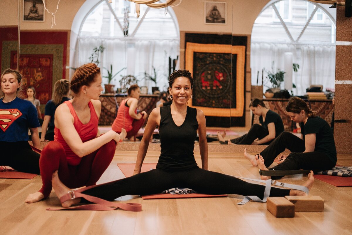 Йога Айенгара в ТОТ йога-центре