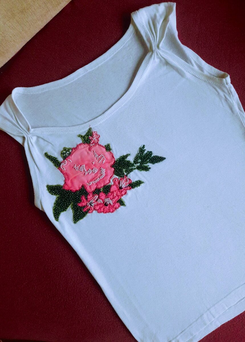 В гардеробе была обычная белая майка (х/б), производство - славный город невест - Иваново. У бабули моей, было много газовых платков (а'ля 70-е). Один из них, немного рваный. Я его и позаимствовала .