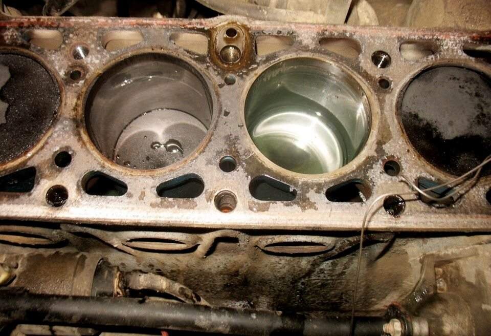 Вода в двигателе автомобиля