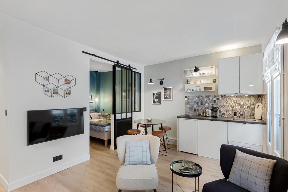 Черно-белая гамма — основной прием, который позволил создать этот эффектный, легкий и просторный интерьер студии площадью 25 м².