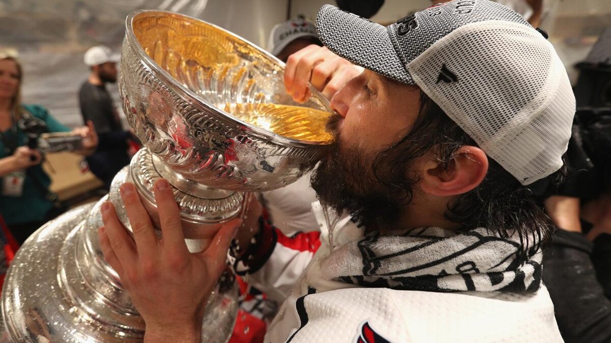 nhl.com Овечкин выпивает шампанское из кубка Стенли