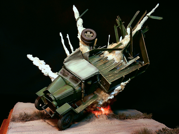 Вторым достоинством данной диорамы могу сказать, что это детали которые покорежил взрыв. А именно-поднятие капота, вылет лобового стекла и разорванный кузов.