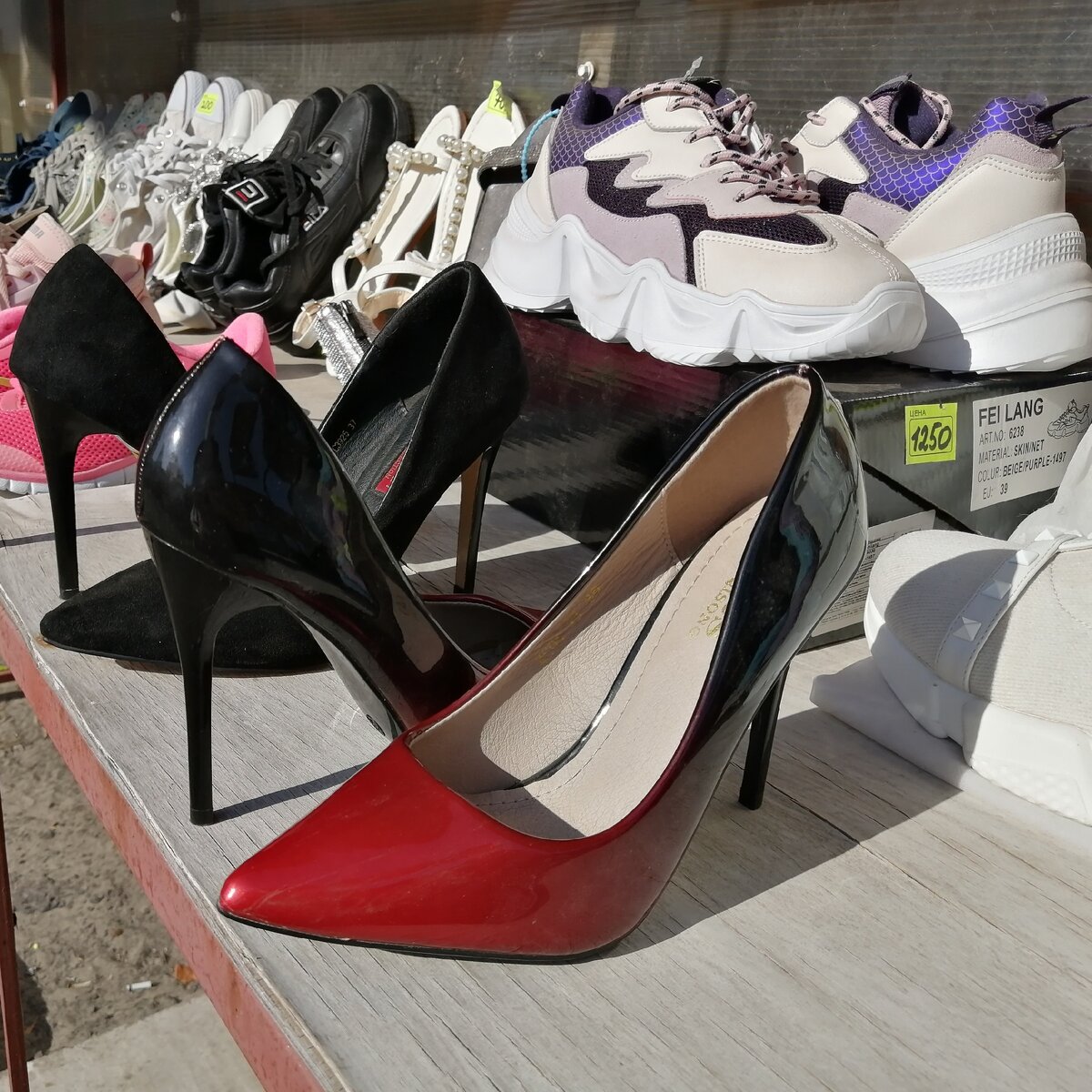 Зато я нашла туфли на шпильке даже. Интересно, куда их там носить.