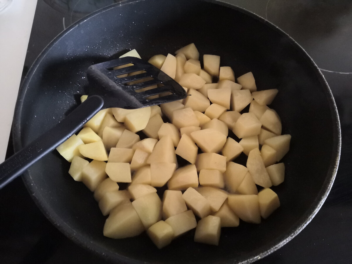 Картошка жарится на среднем огне