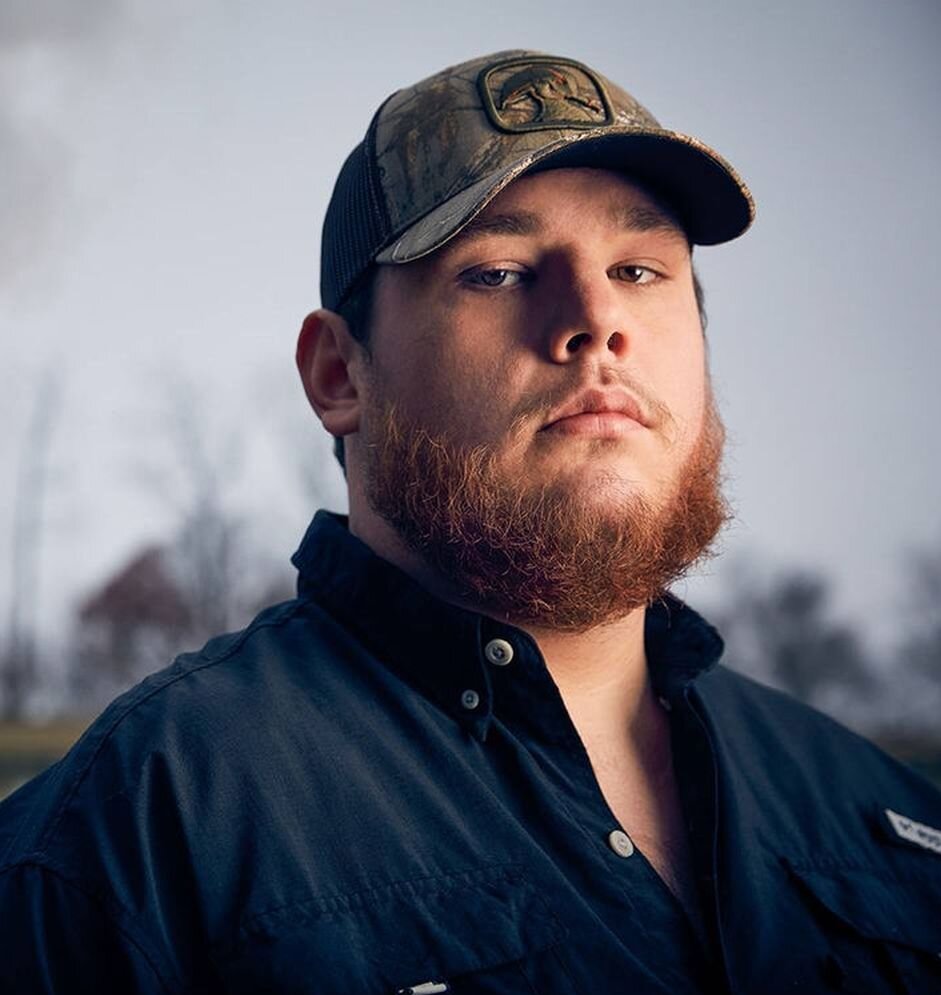 Простой, но гордый парень Luke Combs в 2019-м году, когда была записана эта песня.