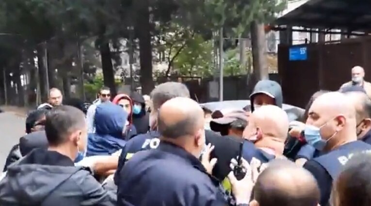 В центре Тбилиси начались небольшие стычки между сторонниками и противниками "Грузинской мечты"