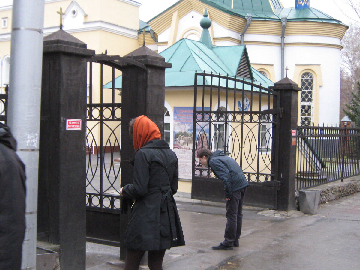 Что нужно сделать перед входом в храм и выходом из него | Блог православной  | Дзен