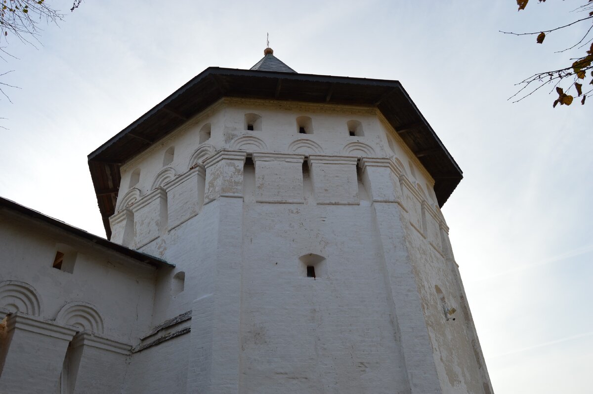 Одна из башен монастыря