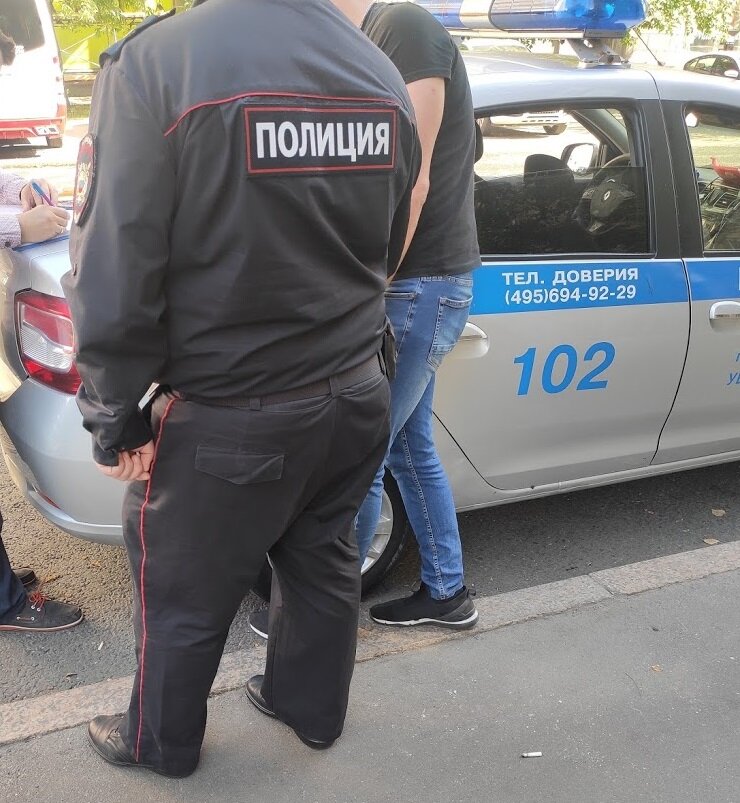 Подозреваемый на досмотре.