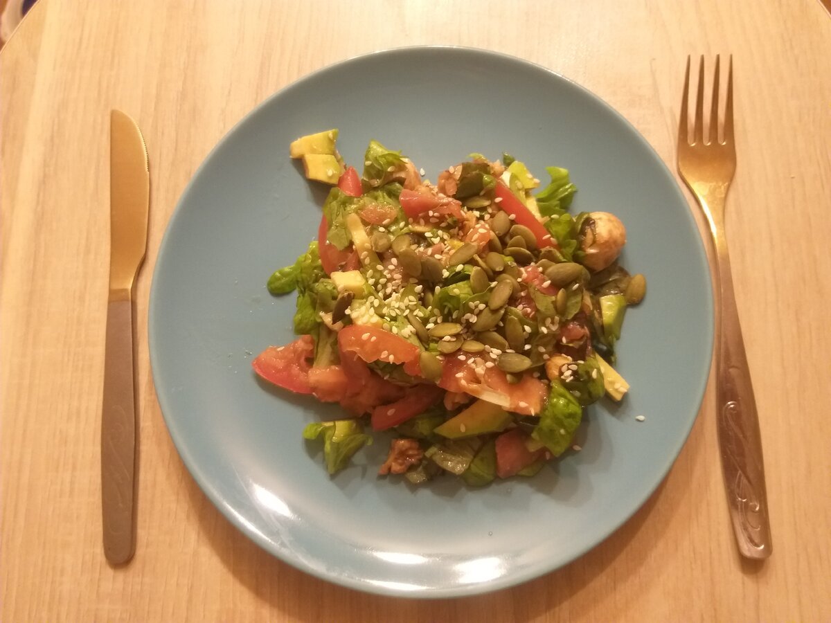 Для пикантного вкуса готовое блюдо посыпаем семечками кунжута. льна или тыквенными семечками.