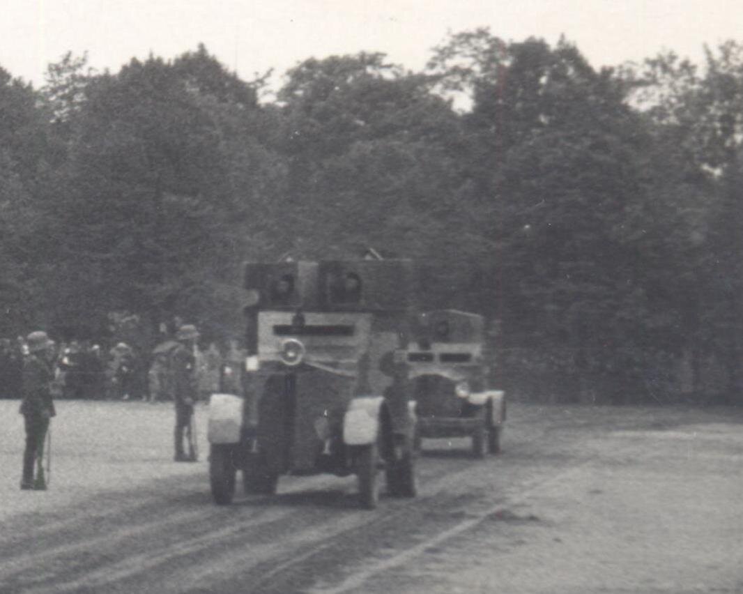 На первом плане ФИАТ-Ижорский, за ним бронеавтомобиль на шасси ГАЗ-АА