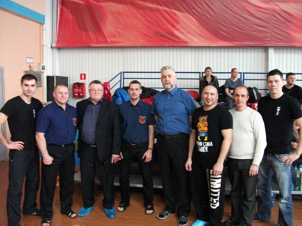 На фото третий слева Вадим Клюшин