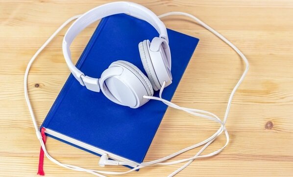 Аудиокниги со Storytel - наушник, смартфон и библиотека всегда с тобой