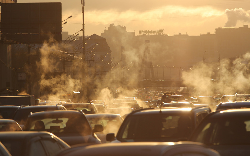 Обилие пара в выхлопных газах автомобилей становится заметно зимой.