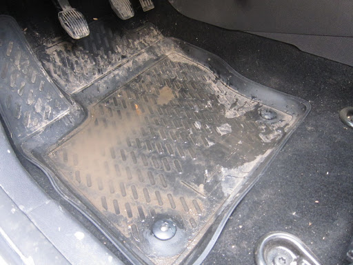 Вода на резиновом коврике