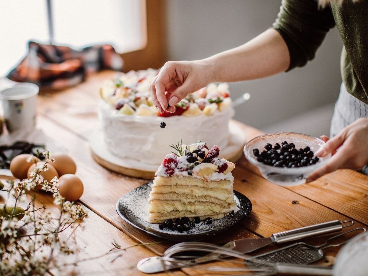 Готовить торт. Десерт торт. Торт без выравнивания декор. Торты и кулинария cakes cooking. Make a cake.