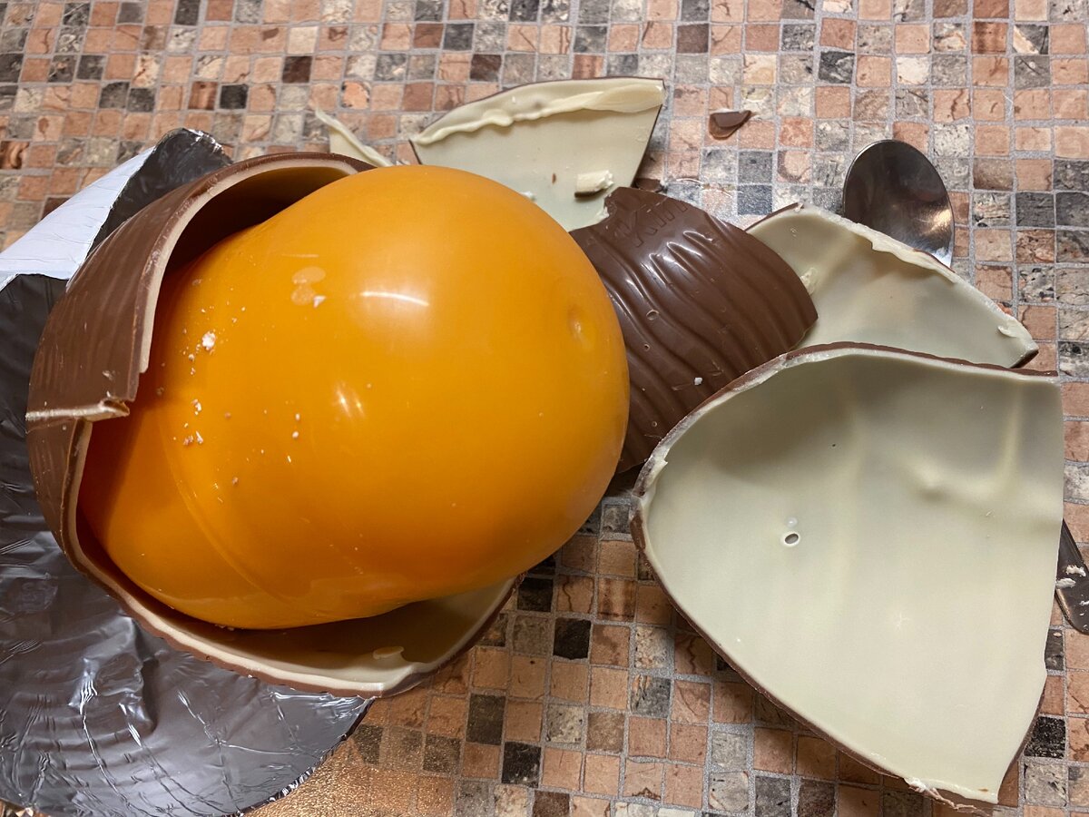 Киндер в мире. Самый большой Киндер сюрприз. Самый большой Киндер в мире. Гигантское Киндер яйцо. Самое большое шоколадное яйцо в мире.