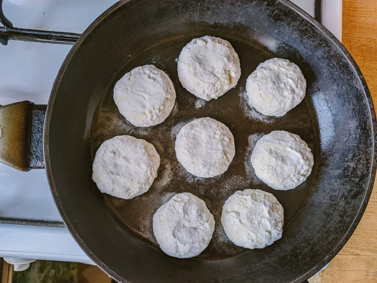 Вариант 1: Нежные сырники из творога на сковороде - классический рецепт с пошаговыми фото