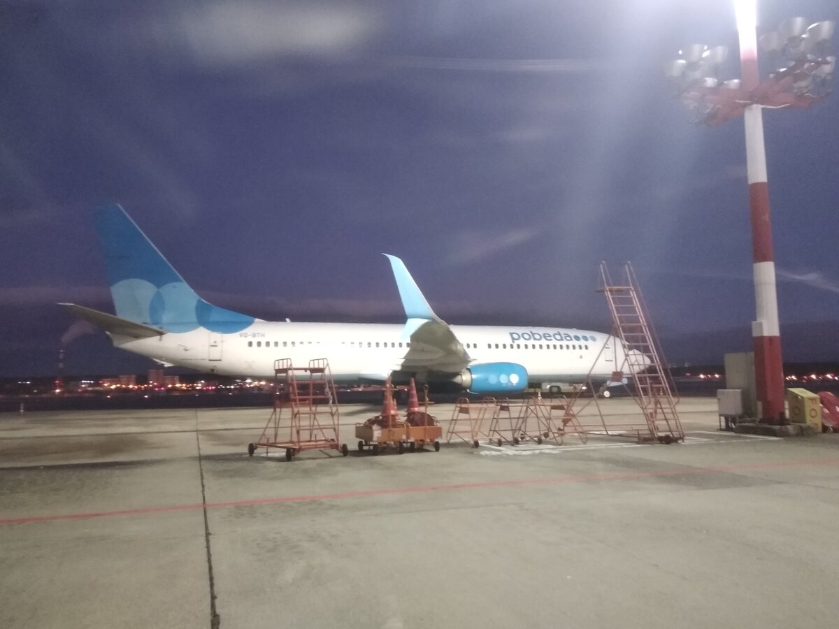 Темно, так как еще нет и 8 утра, тот самый пересадочный рейс во Внуково