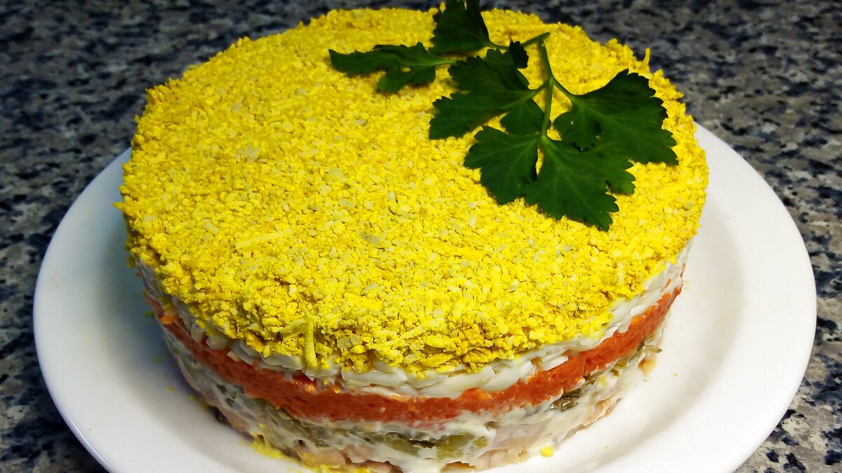 Очень вкусные, красивые и легкие в приготовлении слоеные салаты. Прекрасное украшение для праздничного стола! 

Ингредиенты для салата № 1 Ø16 см:
куриное мясо копченое - 250 гр.
морковь отварная - 3 шт. 240 гр.
огурцы маринованные - 4 шт. 190 гр.
яйцо куриное - 5 шт.
майонез - 200-300 мл.
------------------------------------------------------------------
Ингредиенты для салата № 2 Ø16 см:
филе тунца в банке - 2 банки - 360 гр.
огурец свежий - 1 шт. 200 гр.
сыр "Российский" - 100 гр.
яйцо куриное - 5 шт.
морковь отварная - 3 шт. 250 гр.
майонез - 300-400 мл.
укроп - 0.5 пучка
------------------------------------------------------------------
Ингредиенты для салата № 3 Ø16 см:
ветчина (индейка) - 230 гр.
помидоры - 240 гр.
сыр "Российский" - 100 гр.
чеснок - 2-3 зубчика
майонез - 200 мл.
помидор и огурец на украшение