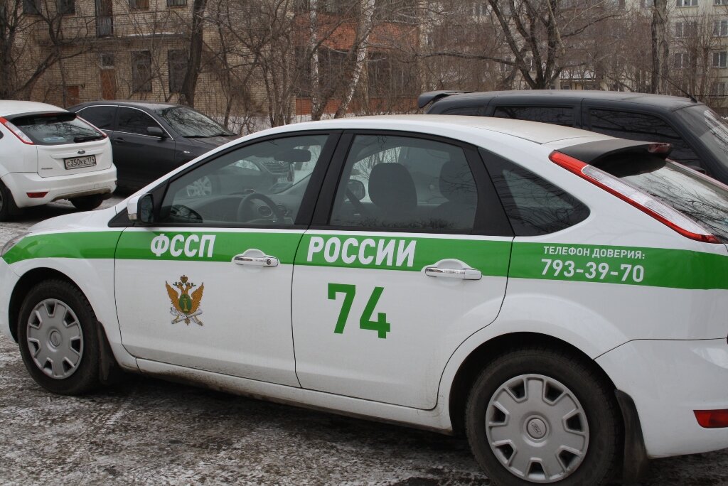 Машина приставов. Форд фокус ФССП. ФССП машина. Машина с зеленой полосой. Машина с зеленой плдоской.