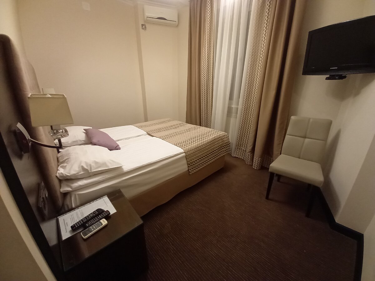 Это кровать в сочинской гостинице. 