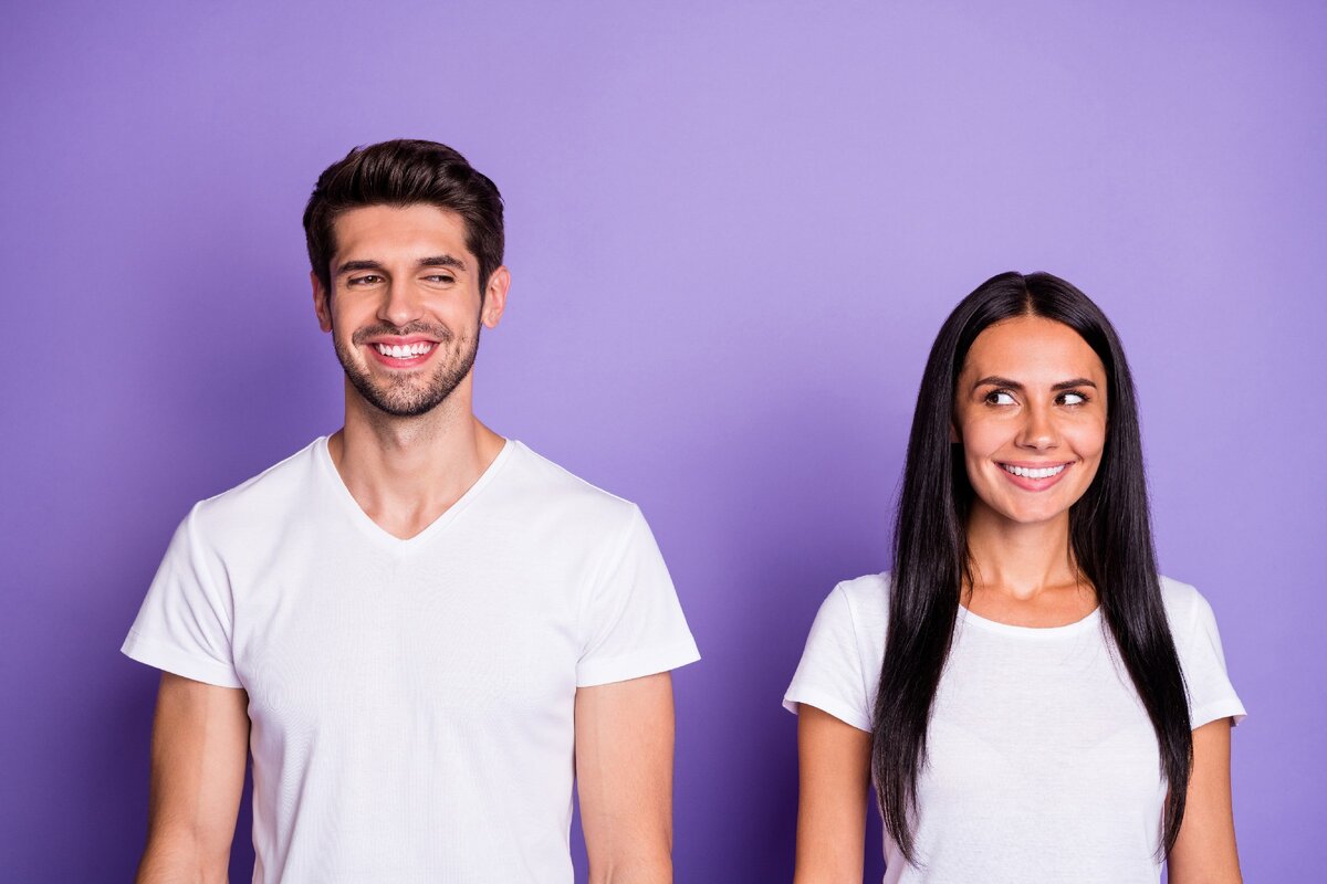 Парень знакомится с девушкой на улице. Парень знакомится с девушкой на улице. Девушка стесняется знакомиться. Стеснительный парень. Застенчивый парень.