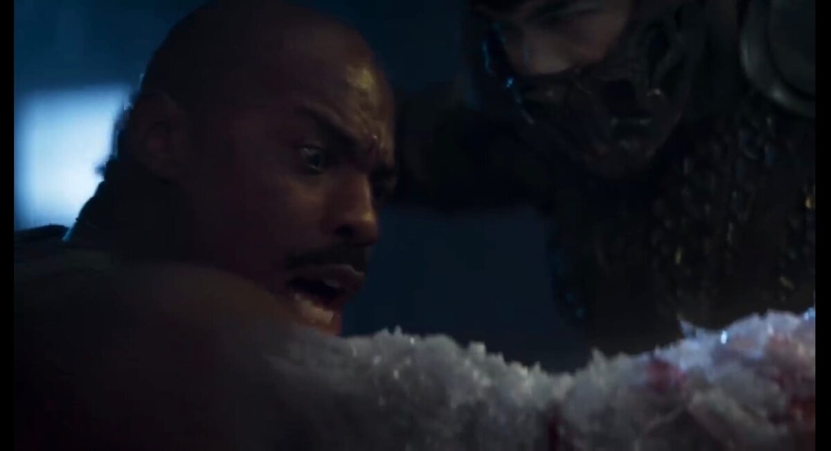 Кадр из трейлера "Мортал Комбат" (на фото Саб Зиро лишает рук Джакса)