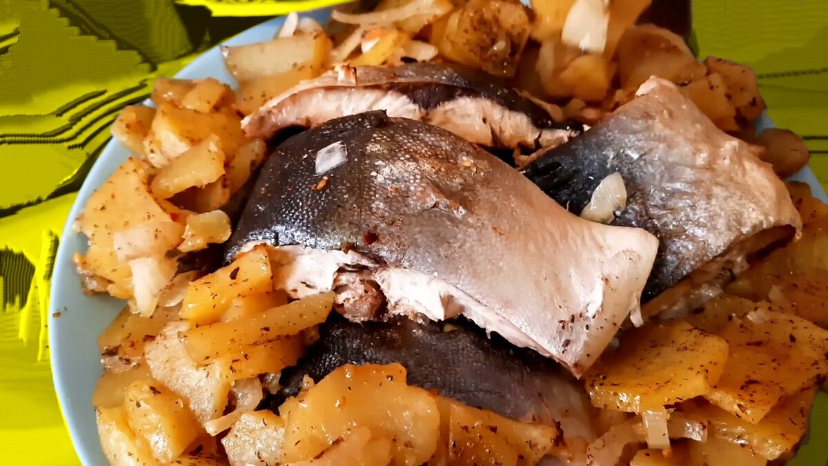  У Макса
1,37 тыс. подписчиков
Японский деликатес Лакедра готовим НО не суши и сашими
Лакедра, рыба являющаяся деликатесом в Японии, чаще используемая для приготовления суши и сашими, употребляется в основном на Востоке в сыром иде.
Любовь Геннадьевна сегодня нам с тобой запечет эту Лакедру в духовке с картошечкой, лучком и приправами.
Так как мы живем не в Японии, кушать сырой Лакедру не рискнем) Зажарим ее в духовке с Православной картошечкой и Русским, репчатым лучком.
Так же Лакедру называют Желтохвостом, относится эта рыбка к семейству ставридовых. Вырастает ты не поверишь до 1,5 м и массой  до 40 кг! А я думал у нас сегодня на столе она большая Лакедра, вовсе нет))
Ну КРЧ давай уже в этом видео запечем в духовке лакедру и попробуем ея)) 
Ах да, всех с Днем Защитника Отечества, защитника Семьи, защитника Веры и Отечества! 
Японский деликатес Лакедра готовим НО не суши и сашими
https://youtu.be/yXAUMQDyBvA​
