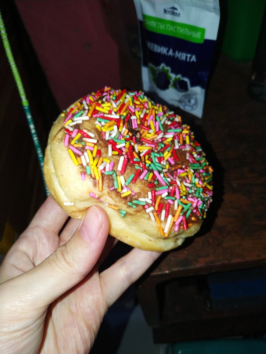 Пончик в "конфети". Очень популярен среди детей, моё дитё -не исключение.