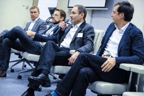 На фото с микрофоном миллиардер Леонид Богуславский. Фото из открытого источника