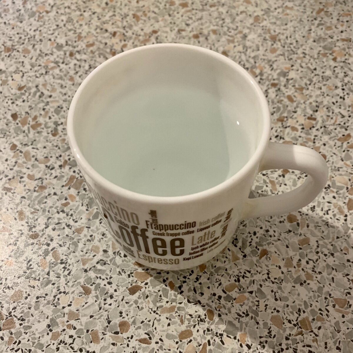 Выпитый натощак стакан тёплой воды ускоряет обмен веществ на 20%