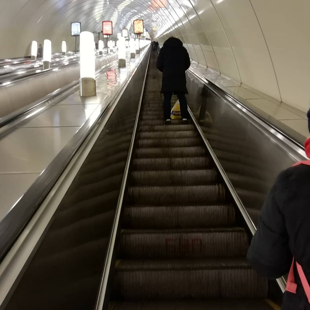 очень протяженный эскалатор