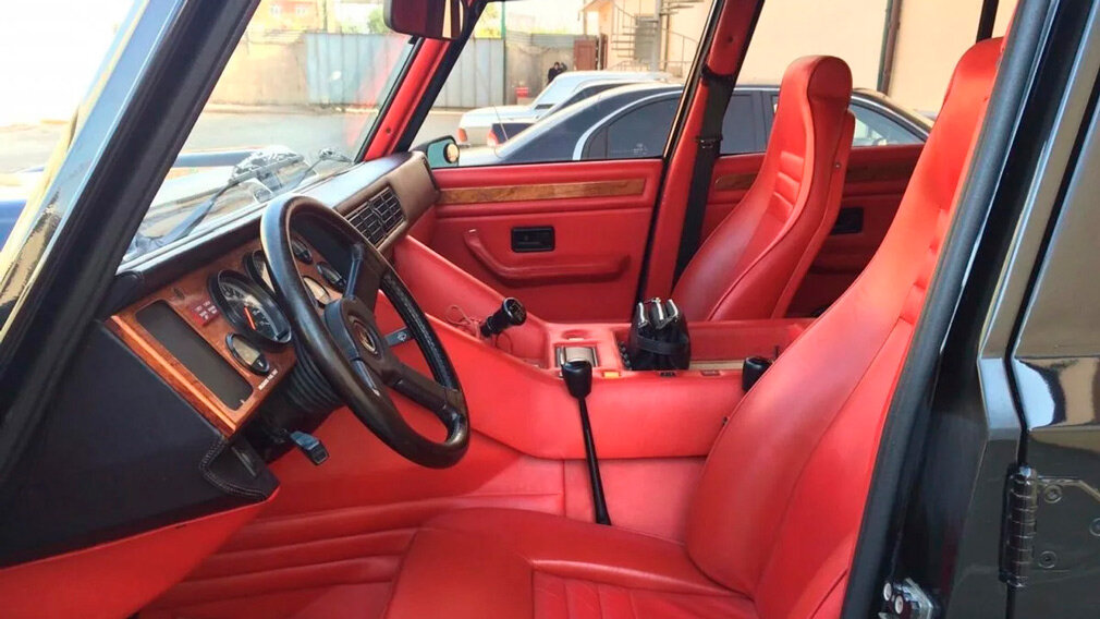 Lamborghini LM002. Фото: Auto.ru