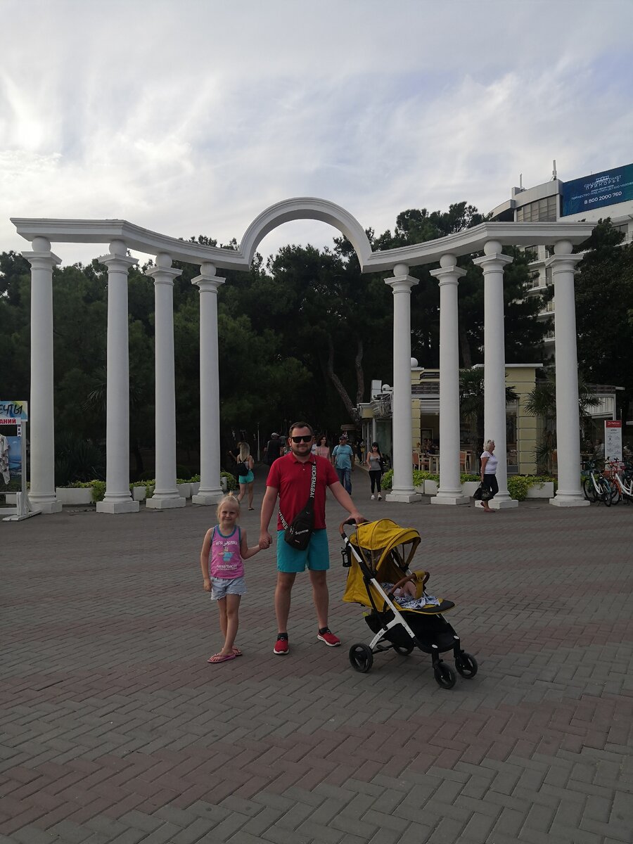 Точка, популярное место на набережной Геленджика.