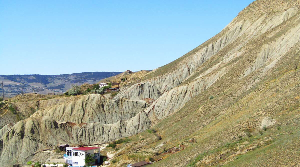 У заброшенного завода  гидроприбор В Крыму п.Орджоникидзе