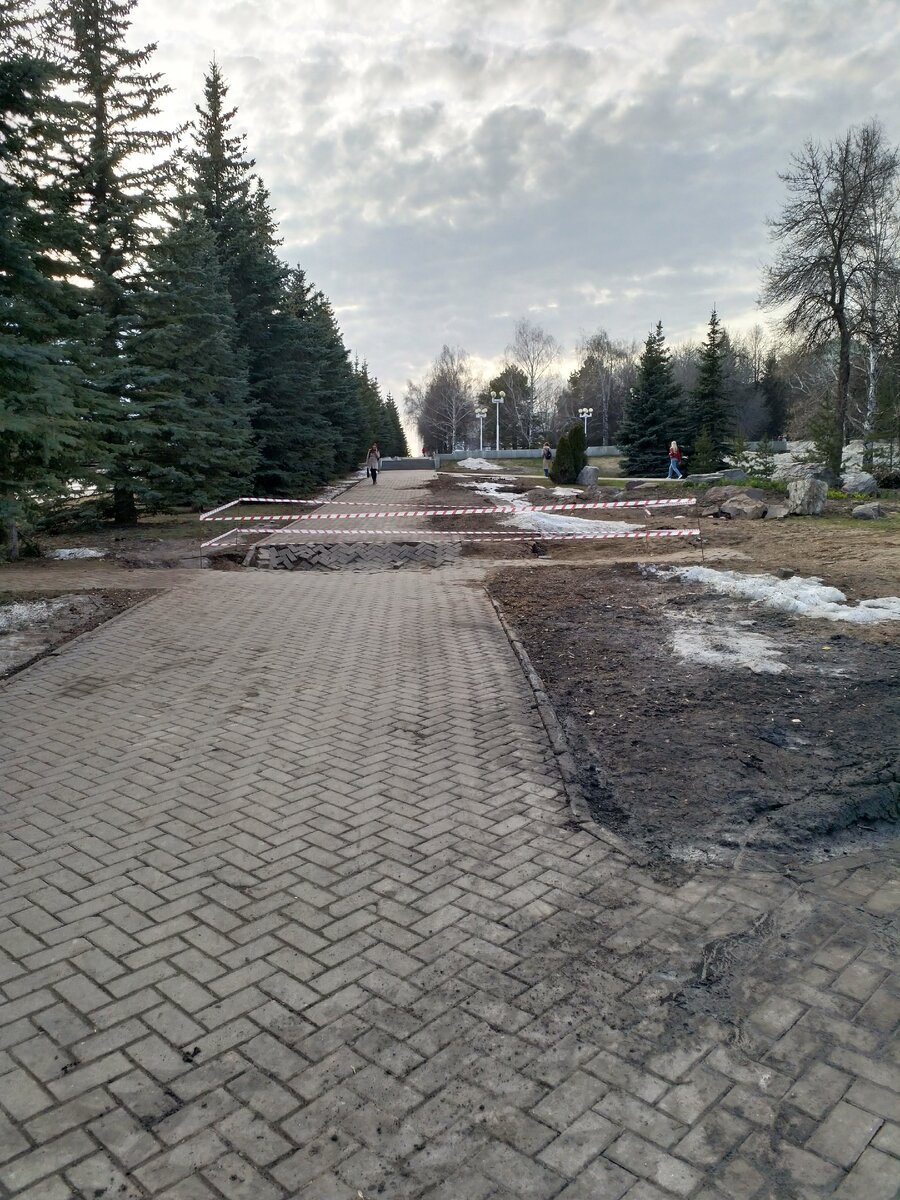 Фото сделано 9 апреля, но ограждение появилось днём раньше
