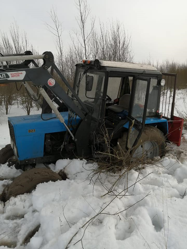Трактор попал в плен.